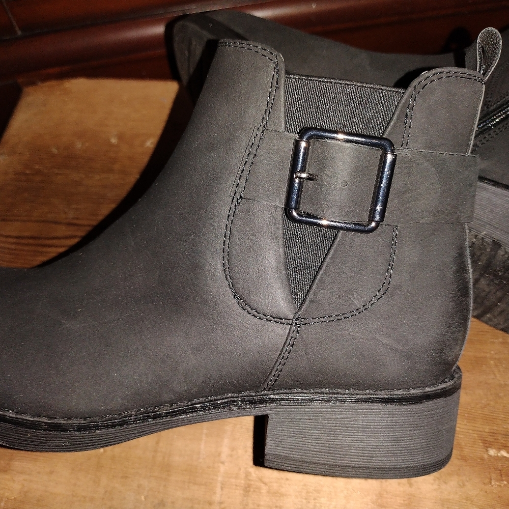 Black Ankle Boots, Size 8 , Solid Pattern With Bu… - image 2